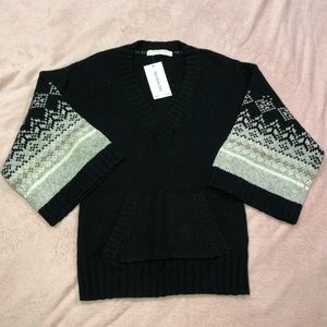 NWT Melrose Chic VNeck Sweater w/ Pouch size Med